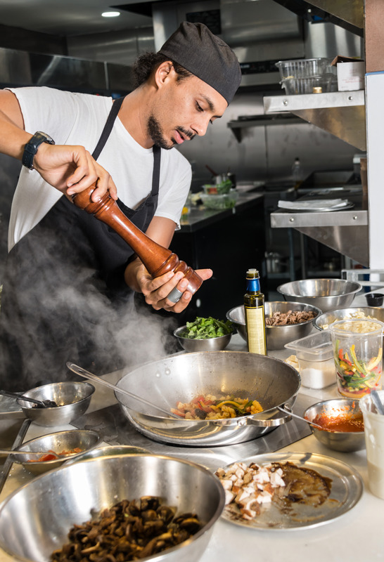 Uno chef al lavoro ai fornelli