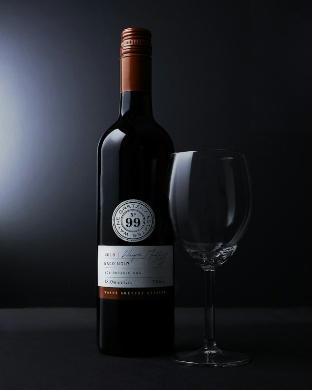 Una bottiglia di vino rosso e un calice